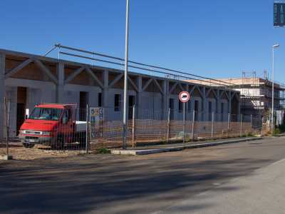 ...notiamo sulla sinistra un cantiere aperto. Qui, al posto del vecchio campo da calcio sta sorgendo il nuovo stadio di rugby e football americano di Bari